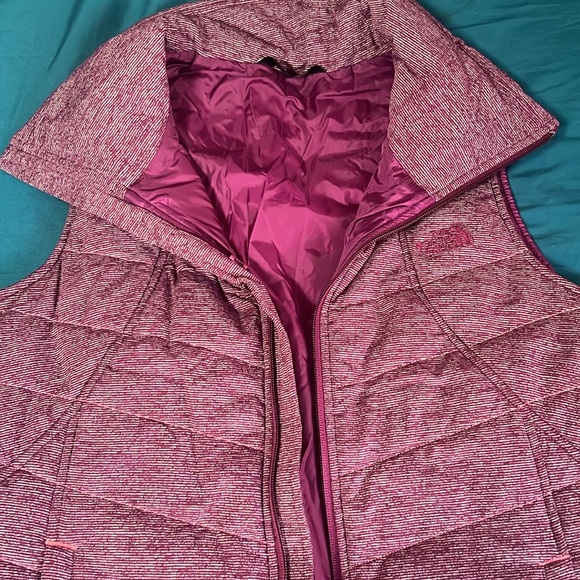 The NorthFace puffer vest, like new size Large - Picture 2 of 3